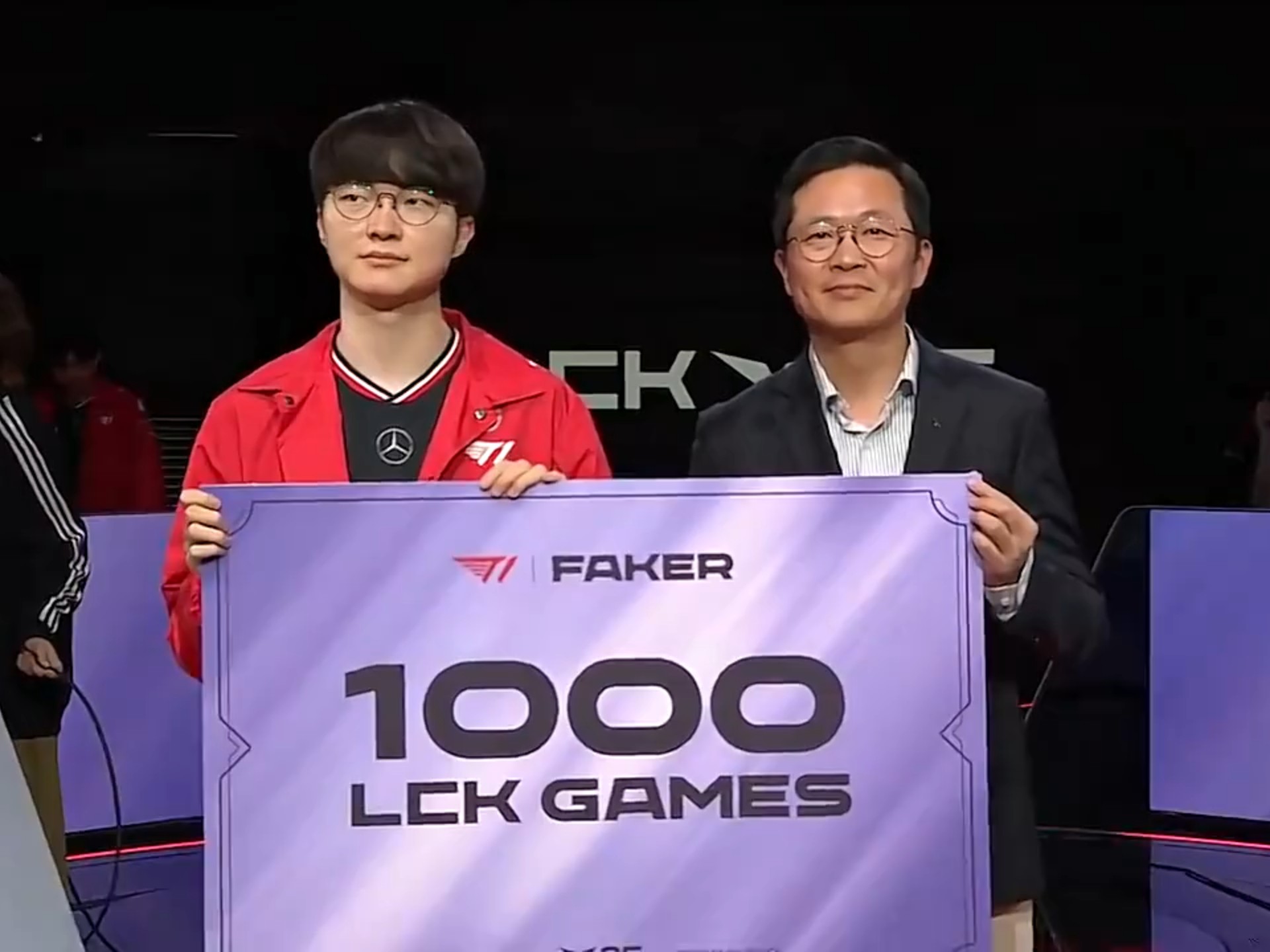 爱游戏体育-Faker与40激战RNG分钟，晋级下一阶段胜负难料！，库里焦点对战观众掌声雷动的简单介绍