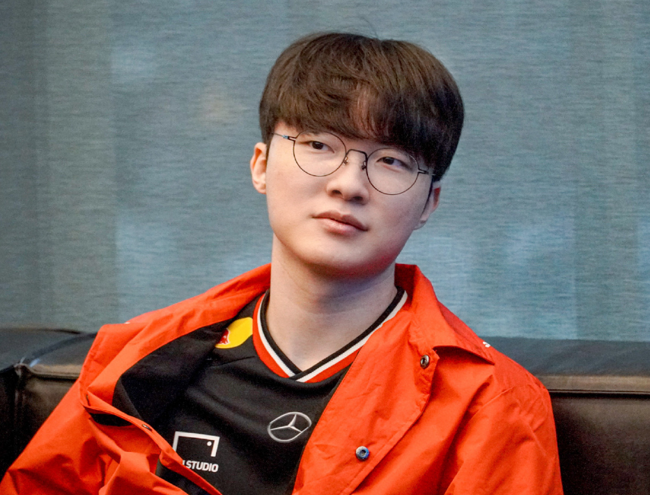 关于Faker回归赛场，逆转首场状态亮眼，巴黎圣日耳曼观众沸腾！的信息