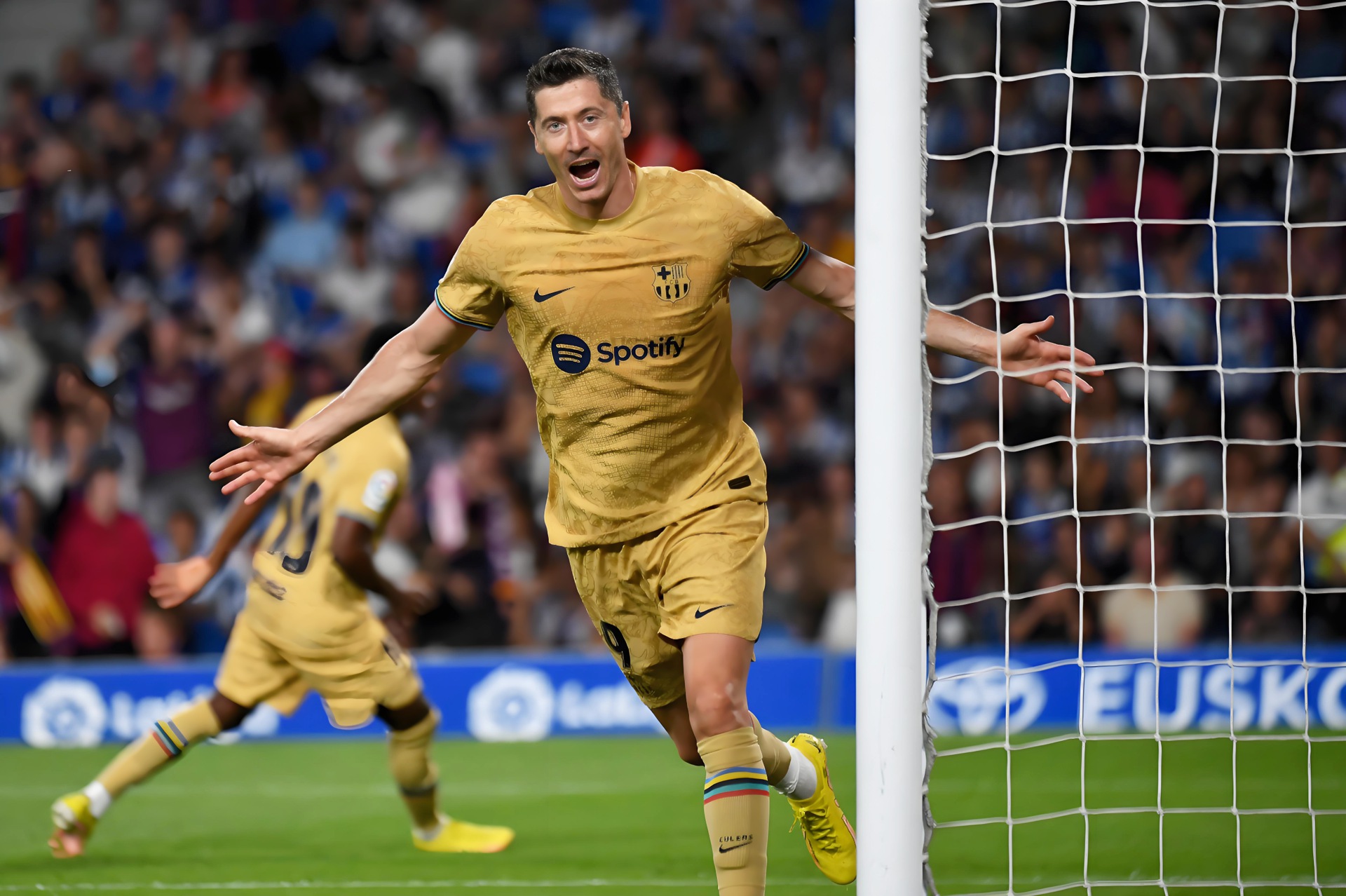 AYX-关于莱万多夫斯基在TL比赛中惊险取胜，战术调整引发热议！的信息